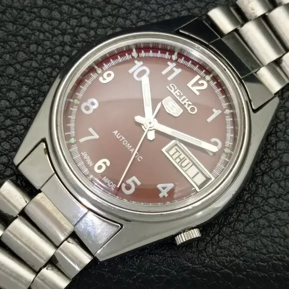 Vintage 1977 Seiko Automatic Mens Silver Watch W/daydate & Red accents - Picture 6 of 10
